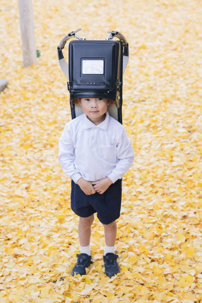 かしこまっているけど頭にはランドセル