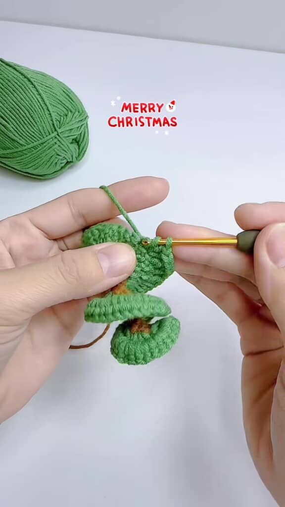 緑色が太く編まれ立体感のあるクリスマスツリーの中ほど