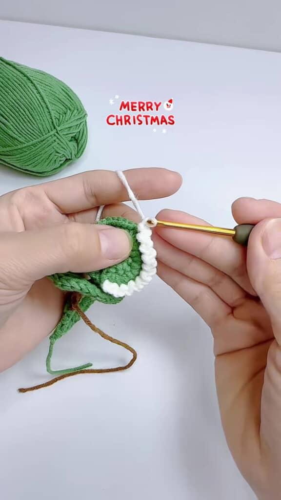 白色の糸で縁取りされて仕上がりに近づくツリー