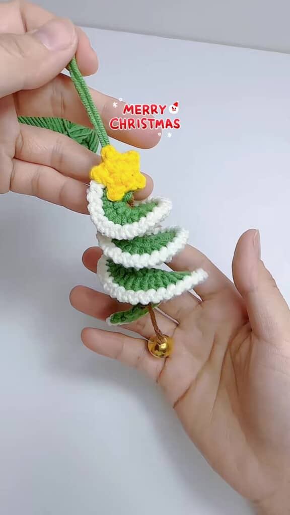 星と鈴が飾られた完成したツリー型オーナメント