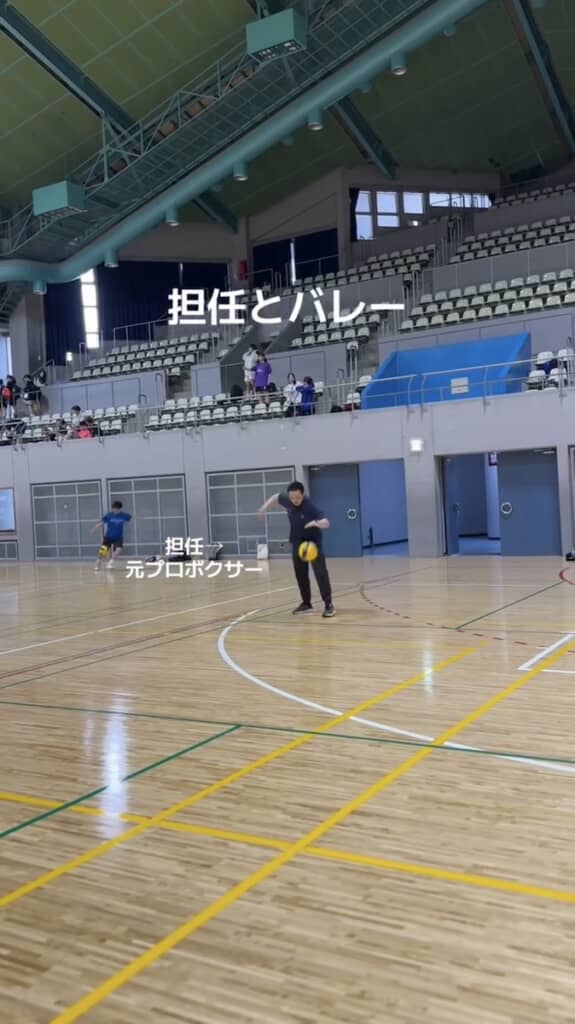 なぜかバレーボールでドリブルする先生