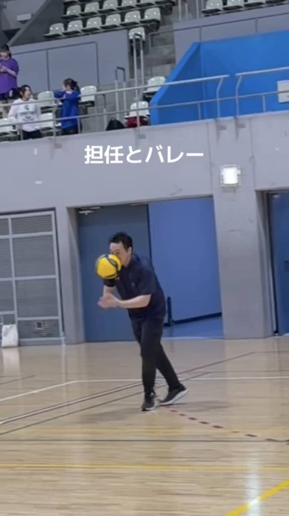 バウンドしたボールが顔にゴツン