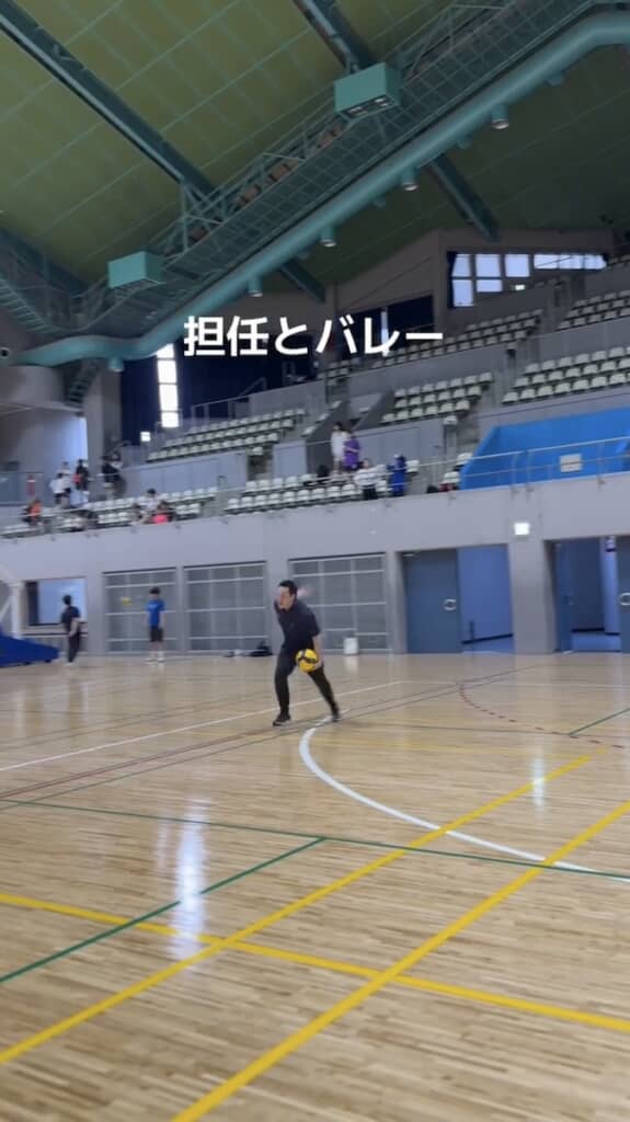 助走をつけてサーブに挑戦！　途中まではキレイなフォームですが……