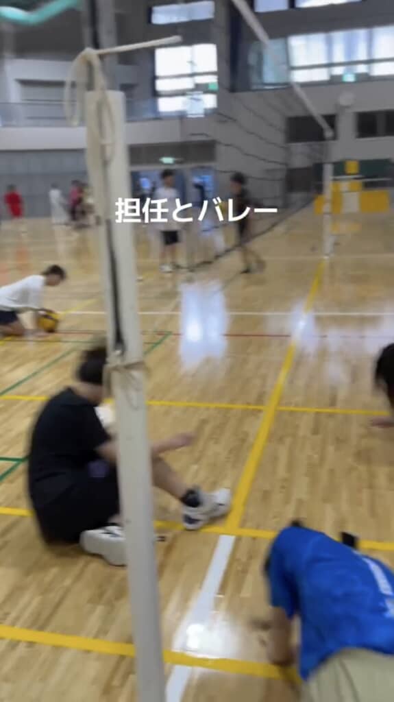 先生のサーブに膝から崩れ落ちる生徒たち