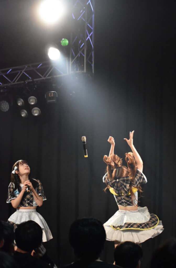 サインボールと一緒にマイクも飛んで行った……！