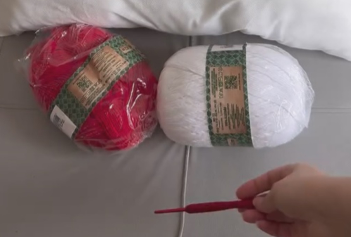 紅白の毛糸を“しましま”に編み、ぎゅっと絞ると……「おぉお」「今すぐ作りたい！」　季節感たっぷりなアイテムに反響【海外】（1/3） | 編み物 ねとらぼ