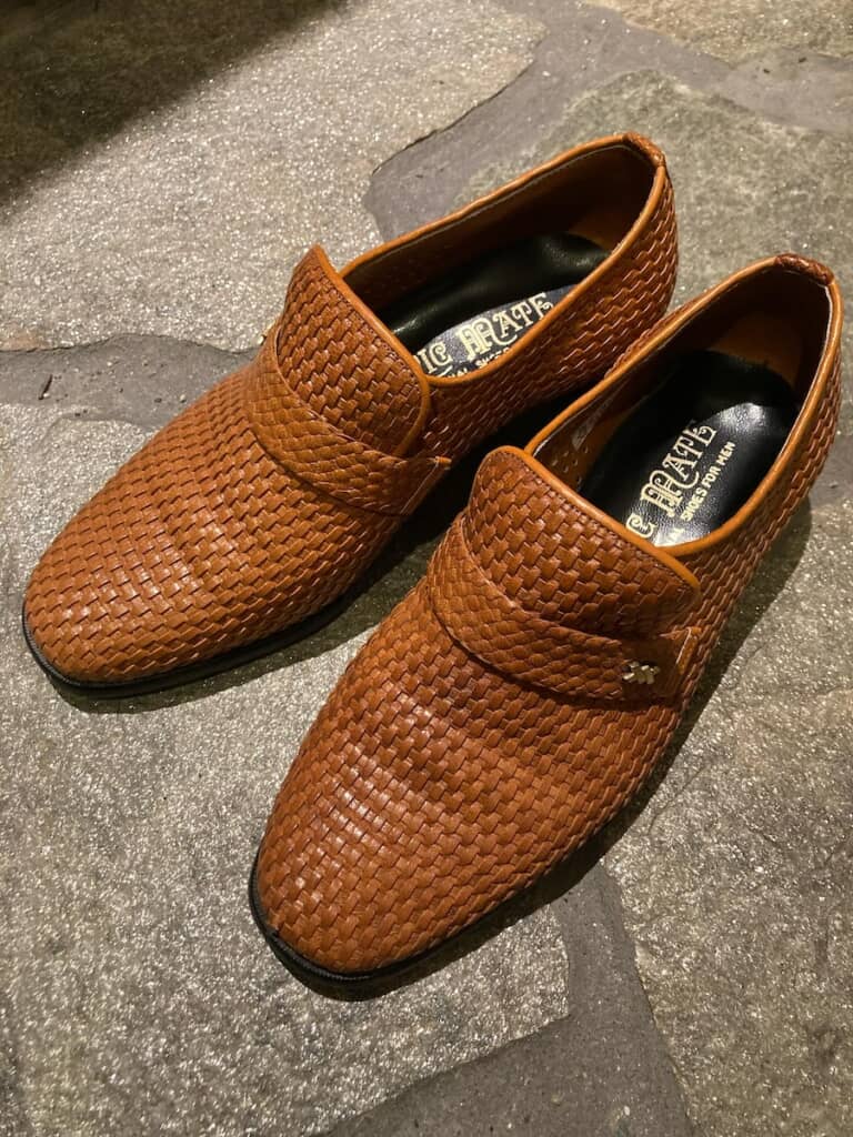 細かい革を編み込んで作った革靴。これを手作りで……!?