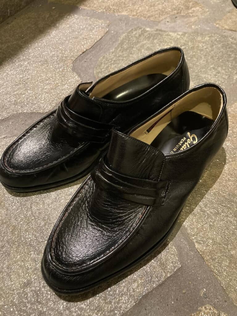 シンプルにしてフォーマルな黒の革靴。どんな場面にも違和感なく履いていけそう