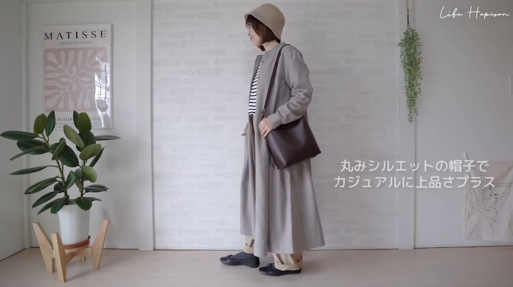 丸みのある帽子で柔らかな雰囲気に