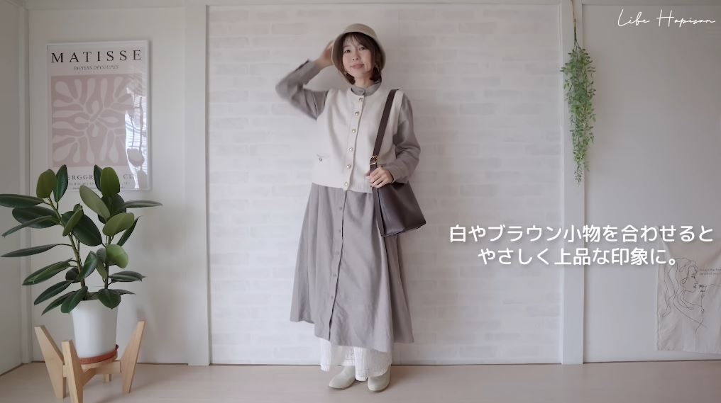 白やブラウン小物で優しい雰囲気に