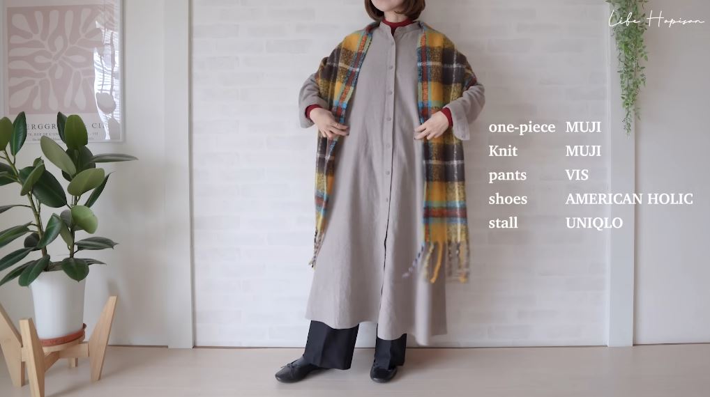 チェック柄のストールがアクセントに