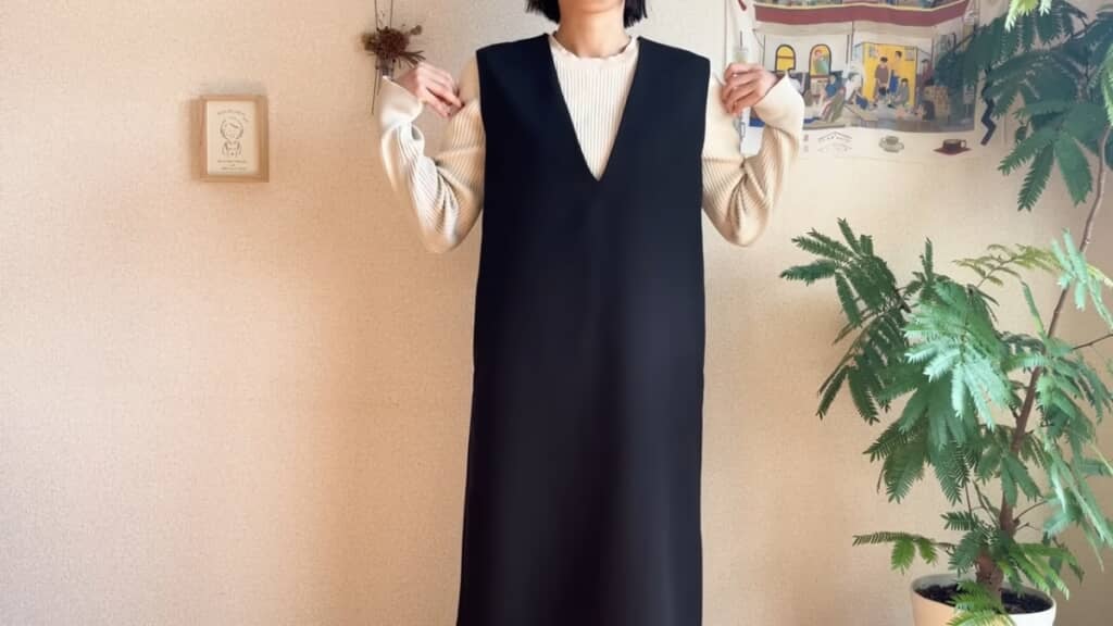 万能に使える黒のジャンパースカート