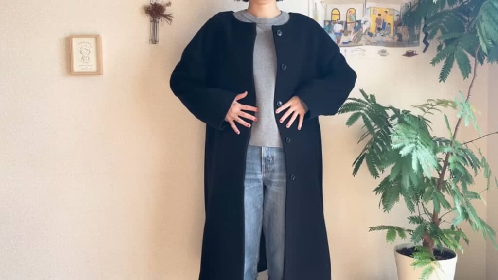 合わせやすい黒のロングコート