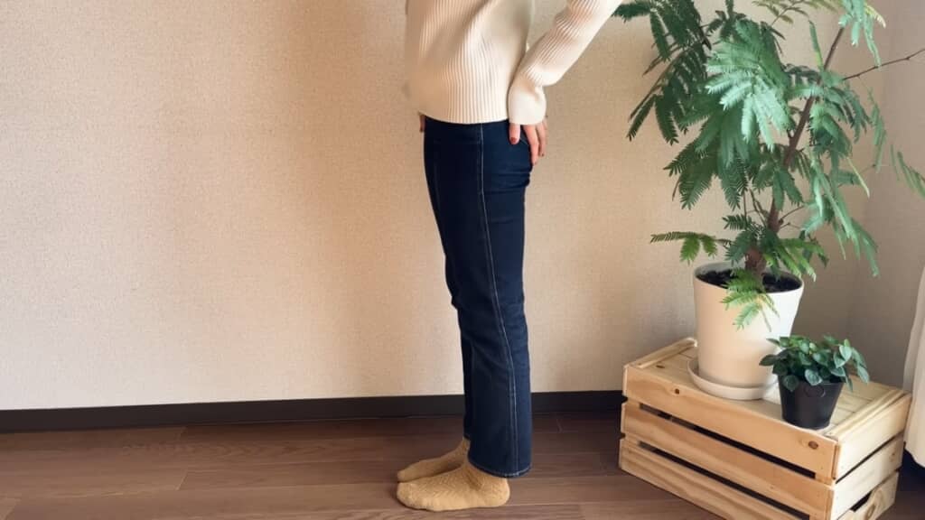 スリムなデニムパンツ