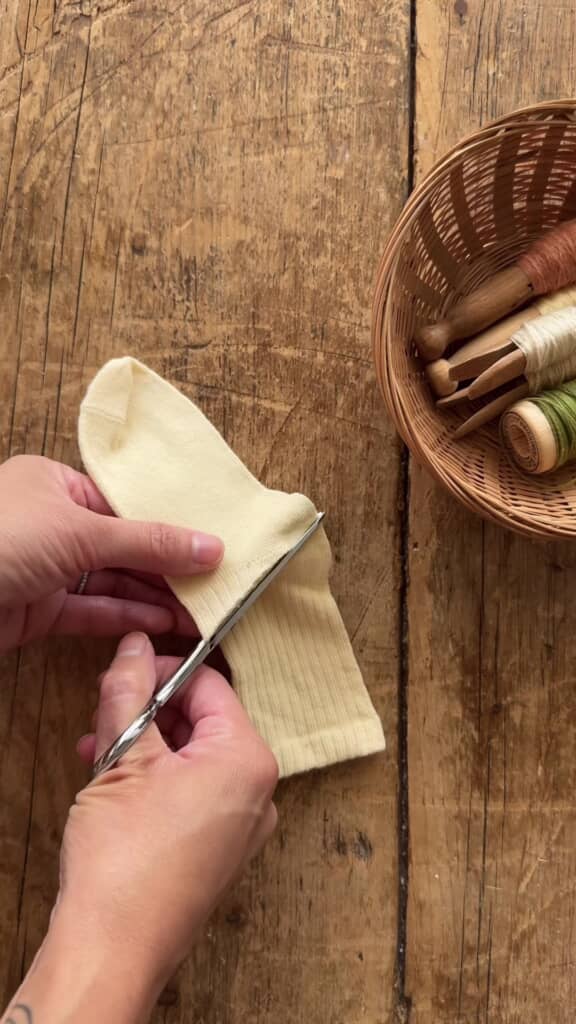 靴下をカット／画像引用：Ashley Koshimizu（woodlark）さん