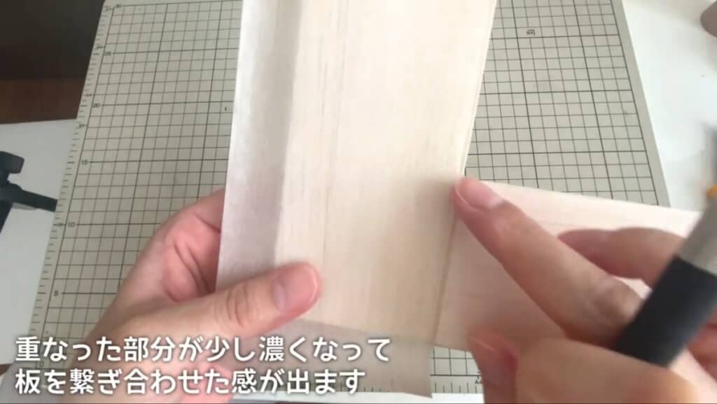 枠に貼ったリメイクシートが交差する箇所を1mm程度重ねてカットします