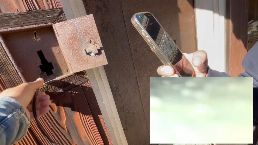 蔵の扉の鍵穴にファイバースコープを入れる様子と内部の映像