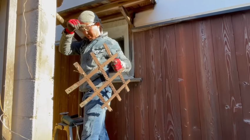 電動ノコギリで切断した小窓の枠