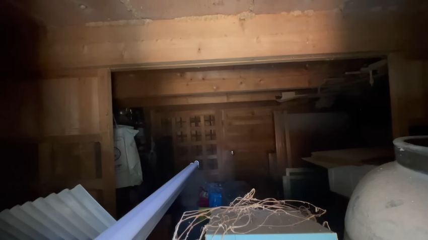 小窓から見える蔵の内部