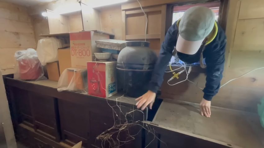 蔵内部に2人目が入ってくる様子