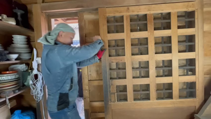 鍵はかかっておらず力いっぱい押せば動く蔵の扉