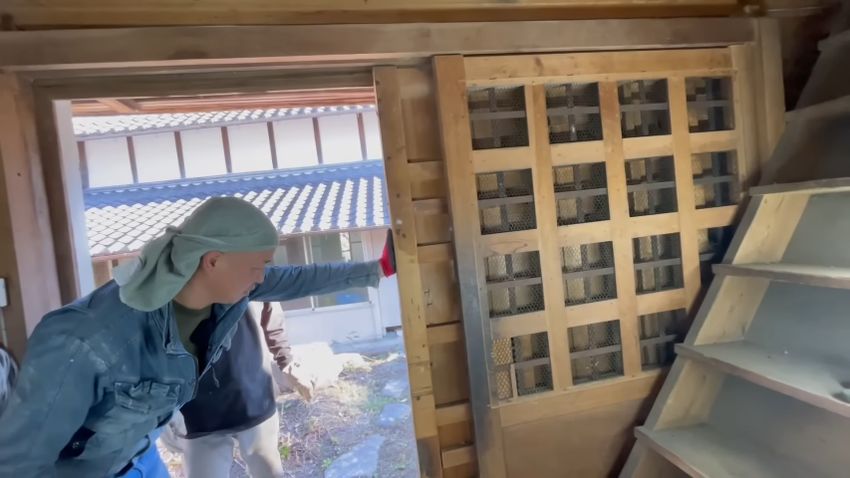 力いっぱい押して全開になった蔵の扉