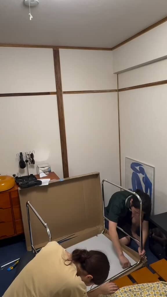 作業スペース用のデスクを2人で組み立て