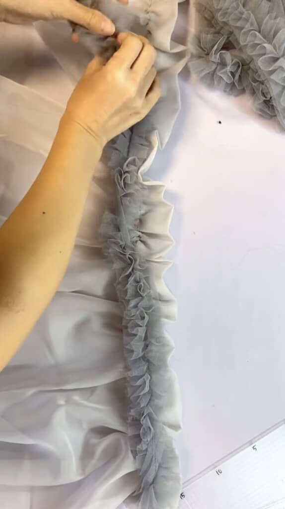 糸を引き締めてフリル状にした長辺に縫い付けます