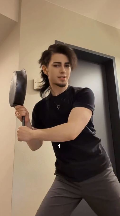 フライパンをスイングするGeheさん