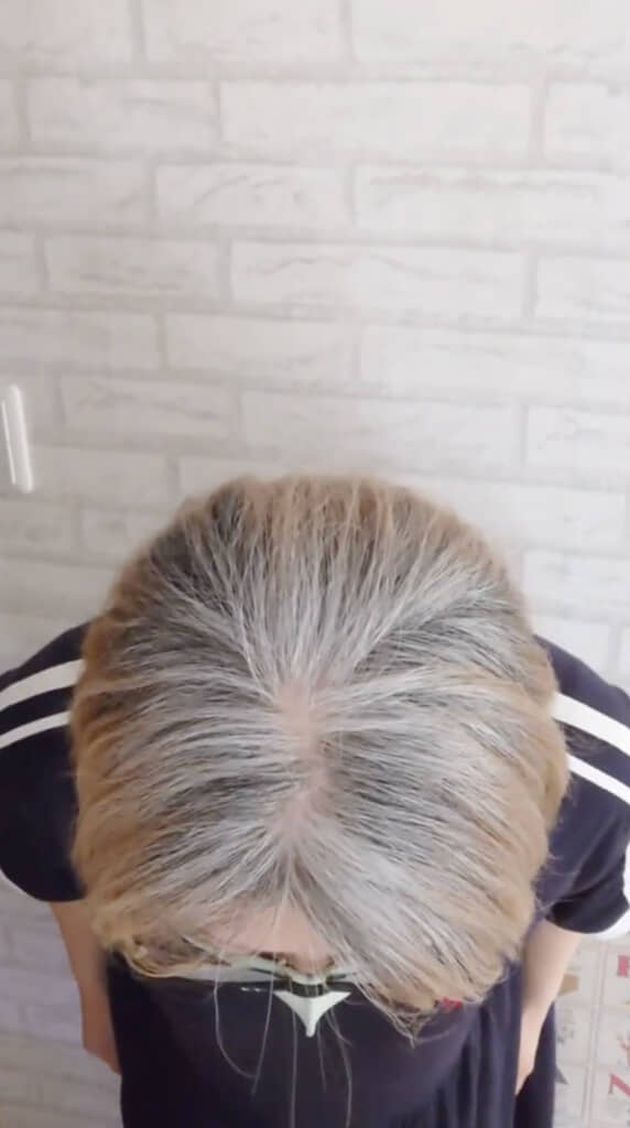 根元の白髪と、グレーが退色した褐色が混ざっています