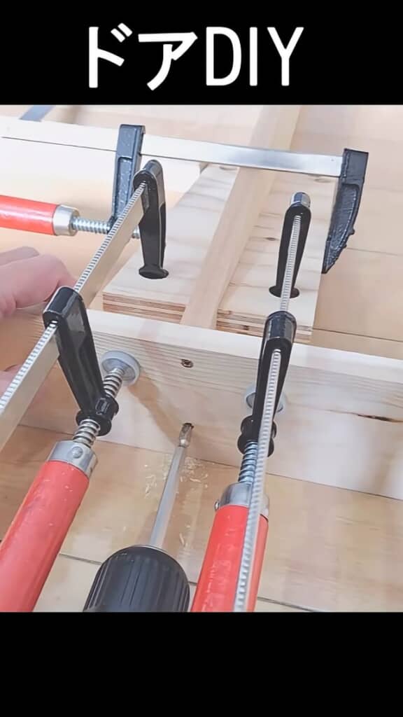 クランプで固定しながらビス止めする様子