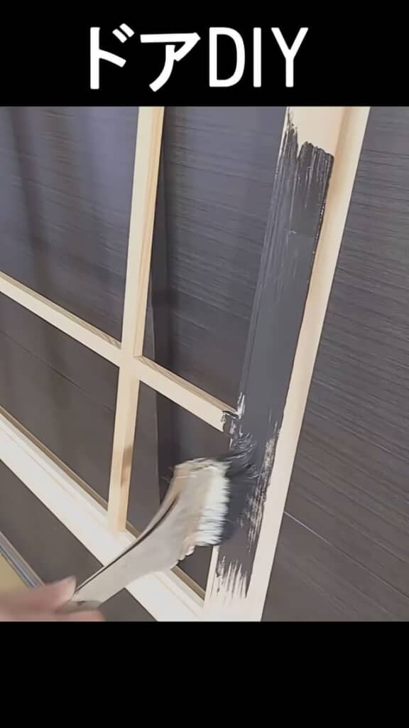 木材を黒く塗装する様子