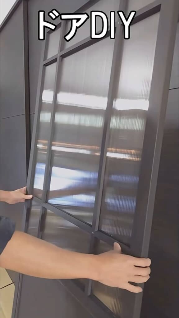 ポリカーボネートの板を張り、その上から格子を取り付けた扉