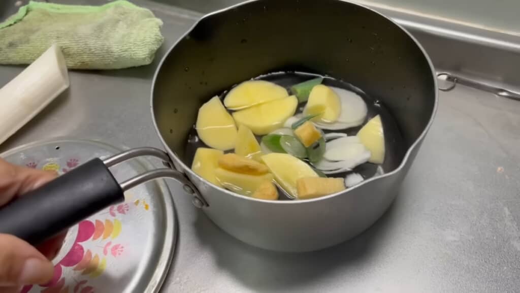 みそ汁の下ごしらえ