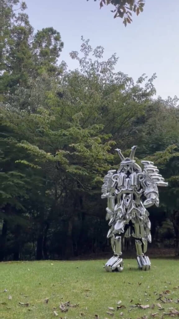 銀色の鎧兜（誕生日用バルーン製）に身を包んだ武者が動き出す……！