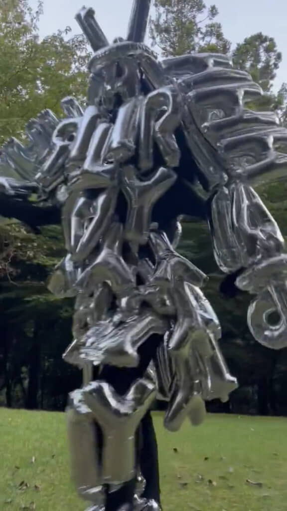 なかには数字の「1」っぽいバルーンも。兜や手の作りが気になる……！