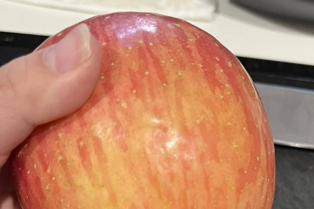 かじりあとがないように見えますが……