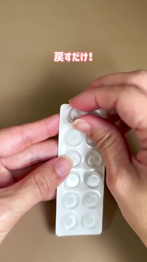 クッションシールを再び台紙に重ねる瞬間