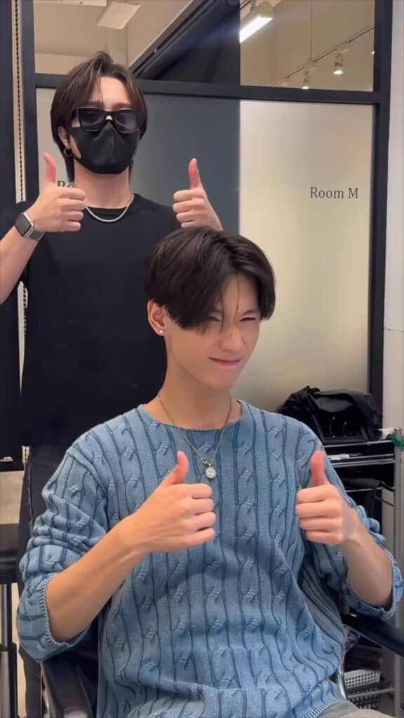 二人とも両手でサムズアップ！