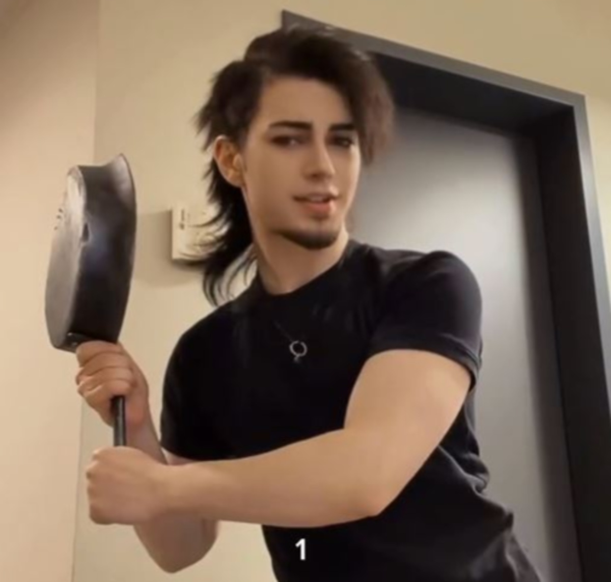 ヤンチャな雰囲気の男性がディズニーのコスプレをすると……　完璧すぎる再現が50万再生「“決め顔”がそのまま」【海外】（1/3） | ライフスタイル ねとらぼ