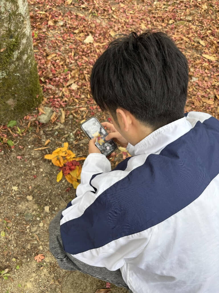 自作のプーさんを撮って彼女に送ろうとする長男くん