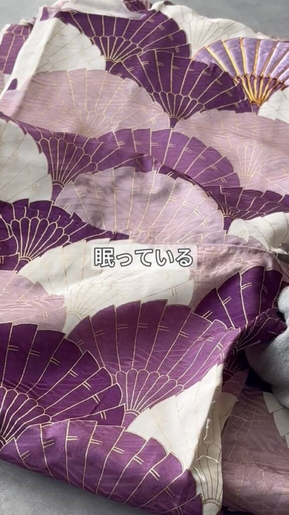 リサイクルショップで一目ぼれして購入した振り袖。扇子のような柄が風流