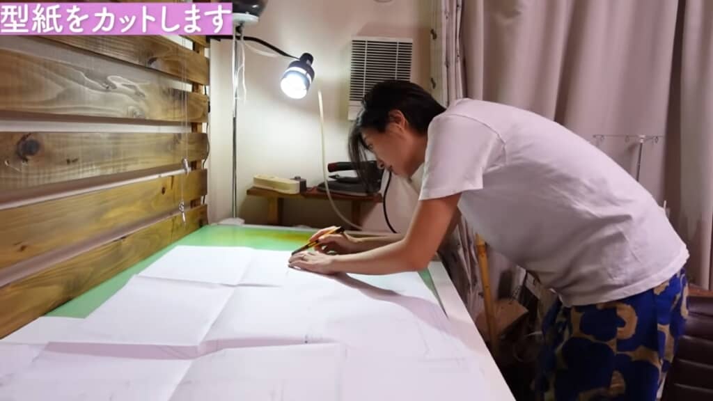 型紙を裁断します
