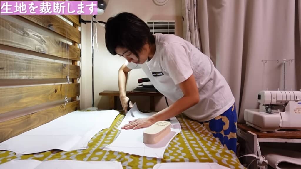 生地を裁断します