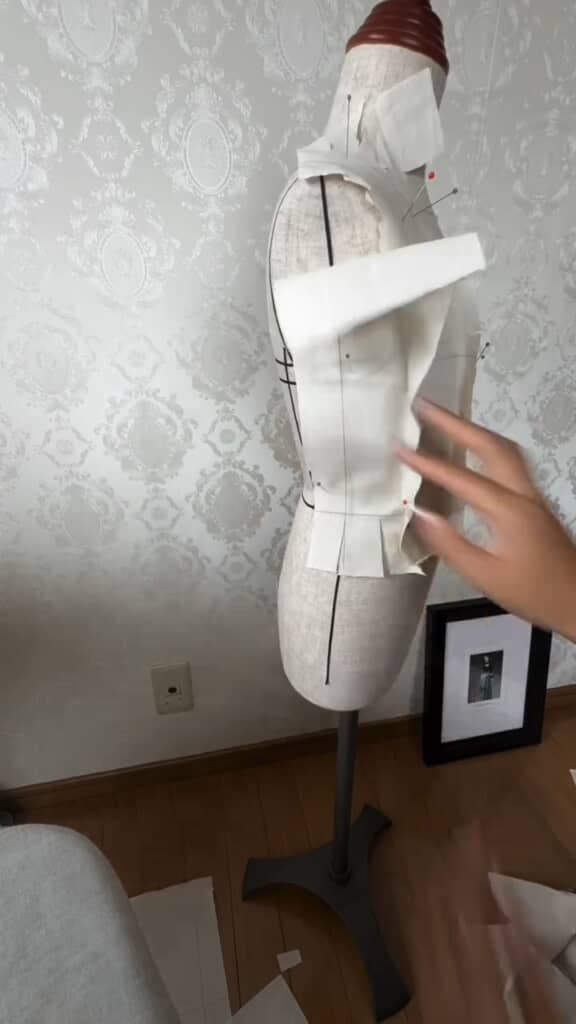 トルソーを使って立体裁断