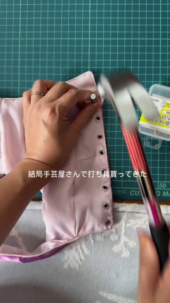 100均のハトメ打ち器ではうまくいかず、専用品を使用