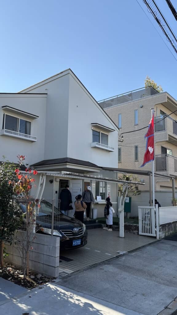 一見ただの民家のようなネパール大使館（画像提供：エイトラベル／@eitravelikeさん）