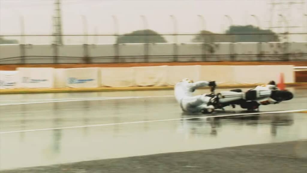 バイクレースで転倒した岩城滉一