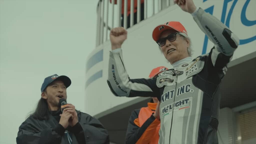 骨折を乗り越えてバイクレースで優勝した岩城滉一