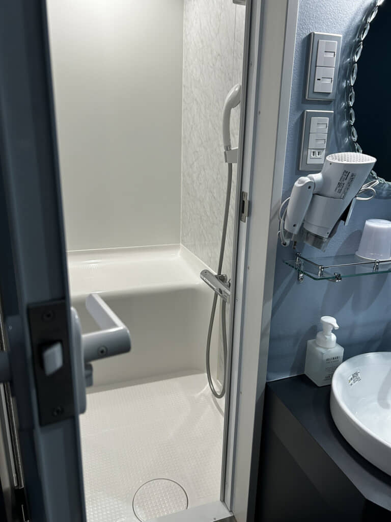 パッと見普通の浴室だけど、あるべきところに何かが足りない……